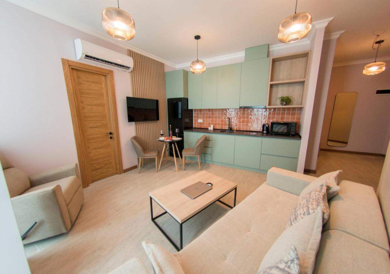Season Suite Apart-Hotel Batumi Esterno foto