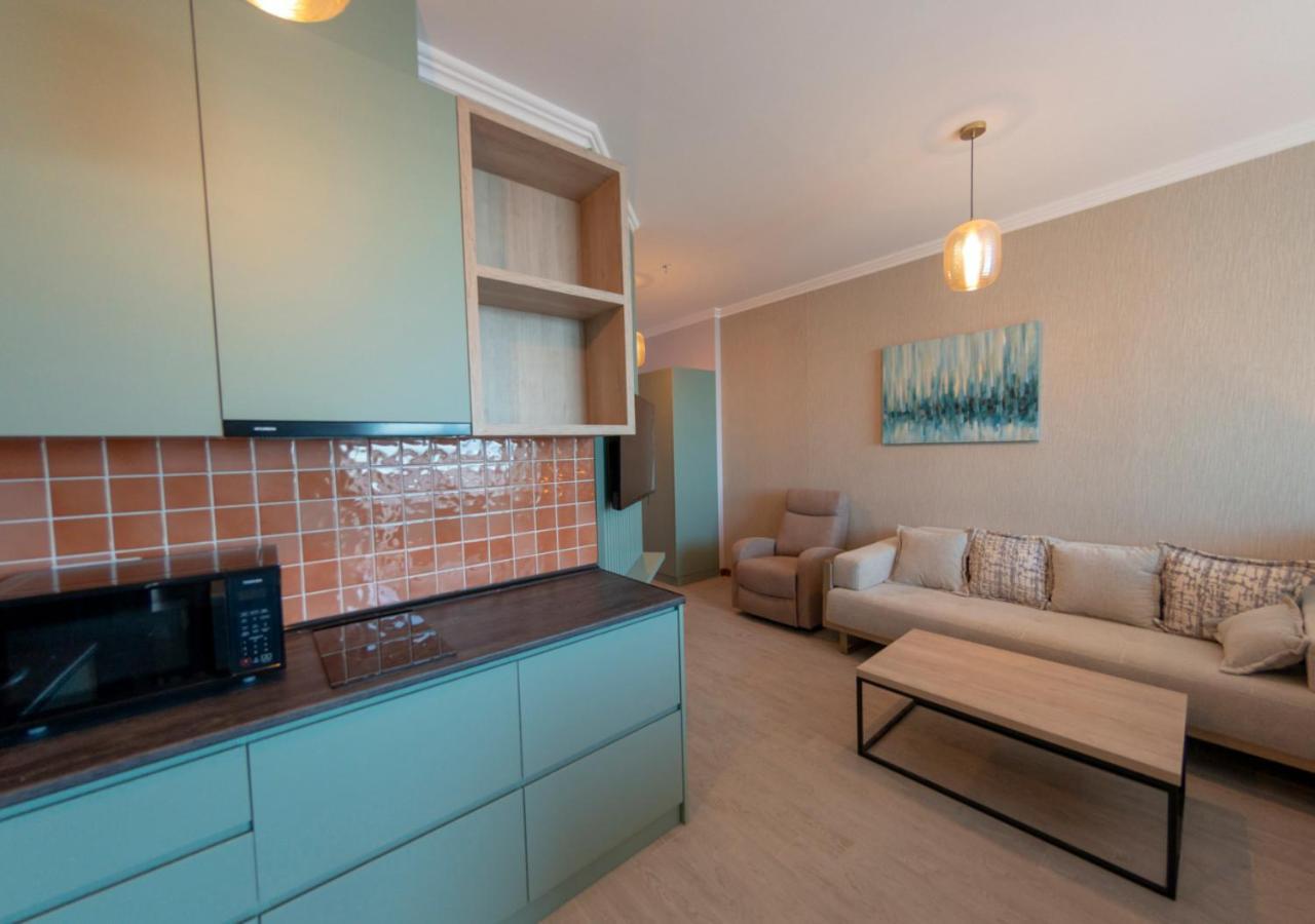 Season Suite Apart-Hotel Batumi Esterno foto