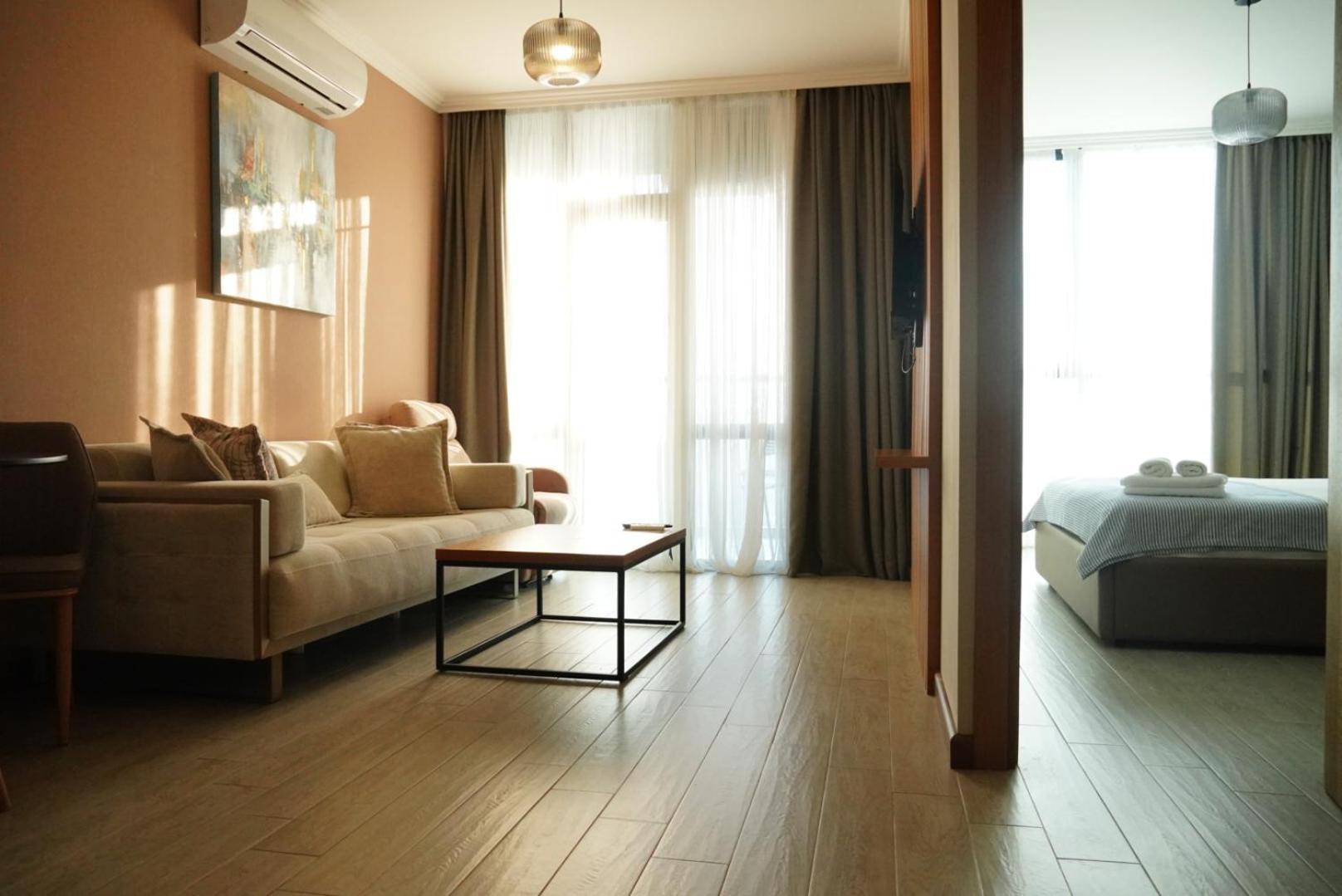 Season Suite Apart-Hotel Batumi Esterno foto