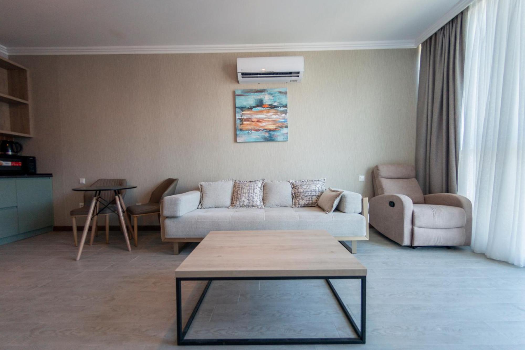Season Suite Apart-Hotel Batumi Esterno foto