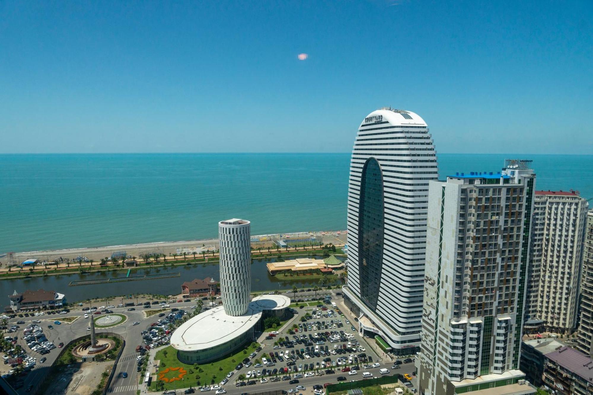Season Suite Apart-Hotel Batumi Esterno foto